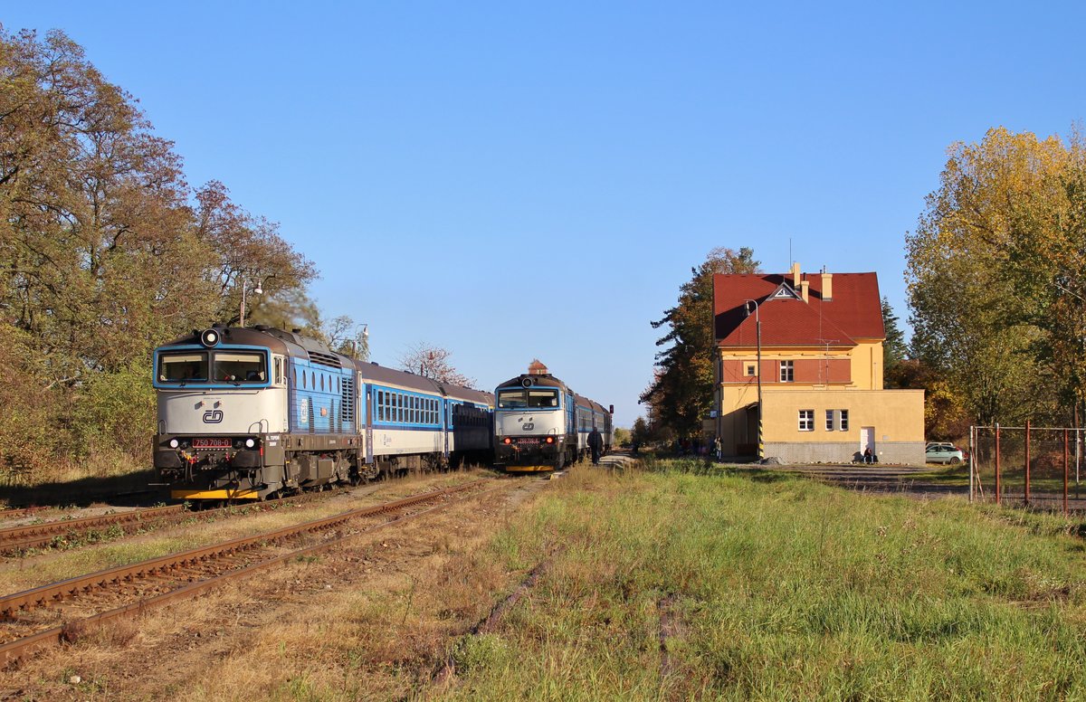 750 708-0 mit dem R 1228 und 750 706-4 mit dem R 1227 zu sehen am 28.10.19 bei der Zugkreuzung in Stochov. 