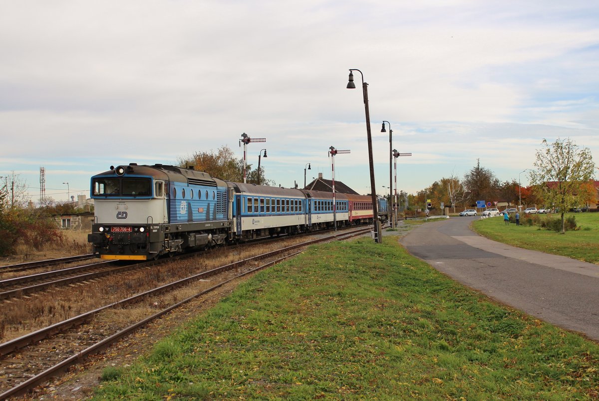 750 708 und 750 706 mit dem R 1226 zu sehen am 17.10.19 in Jeneč.