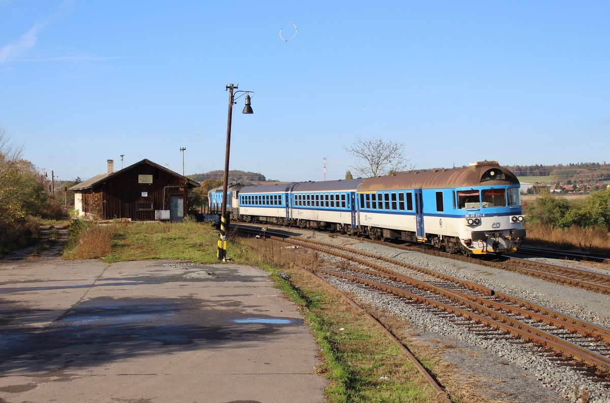 750 708 schiebt den R 1225 am 28.10.19 durch Unhošť. Heute fahren dort die Arriva 845!