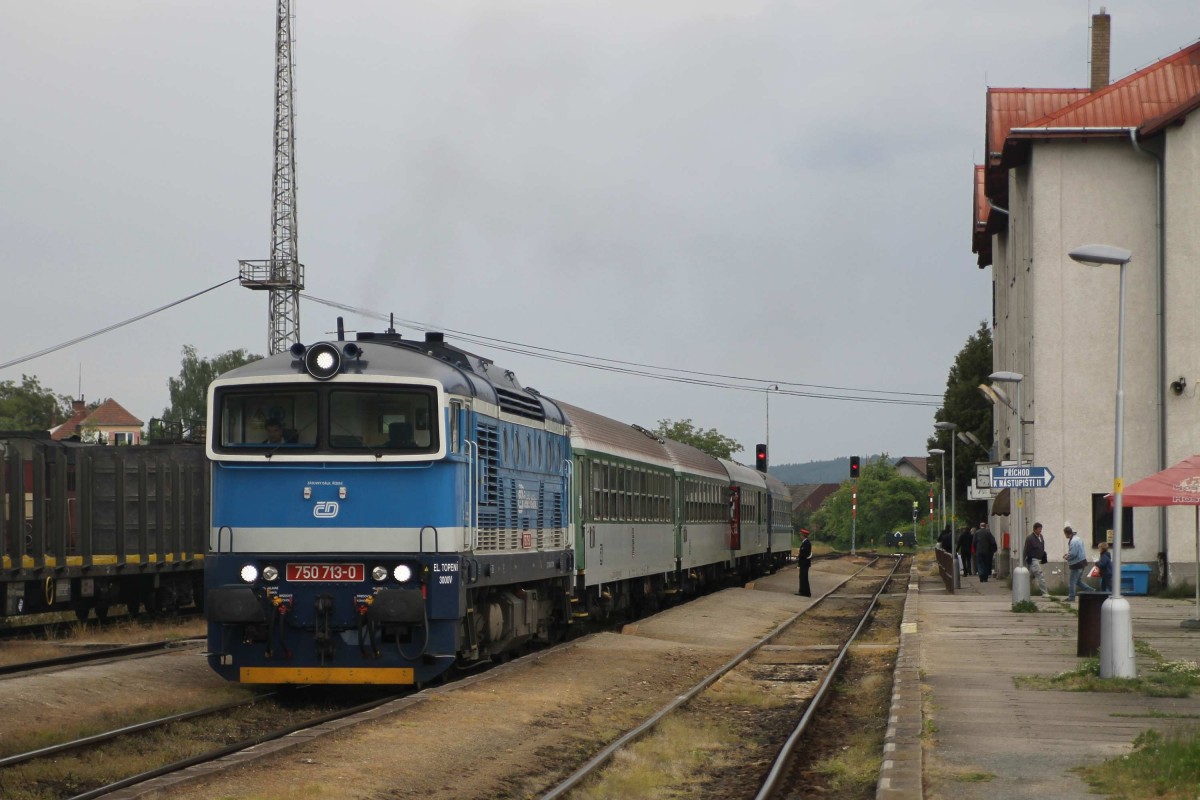 750 713-0 (ehemalige 750 162-0) mit R 666 Brno-Plzeň auf Bahnhof Okříšky am 21-5-2013.