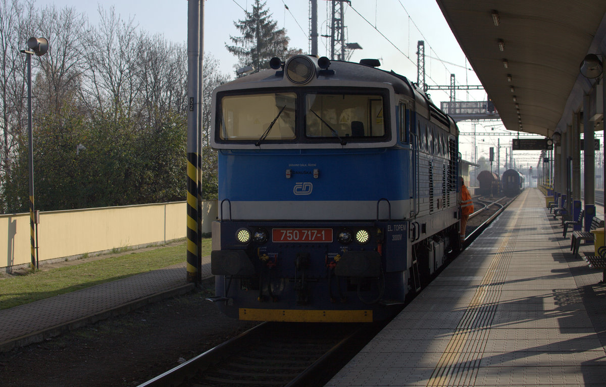 750 717-1 rangiert in Zábřeh .01.11.2019  10:19 Uhr.