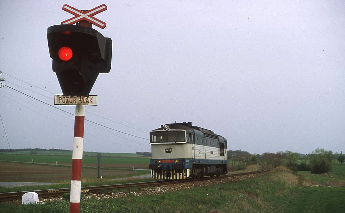 750118 ist am 30.4.2003 um 18.43 Uhr aus Hrusovany nad Jevisovkou kommend bei Miroslav unterwegs.