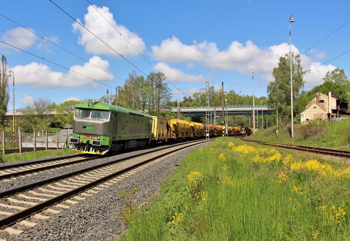 751 115 (KDS) fuhr am 29.05.21 einen Bauzug von Františkovy Lázně nach Pardubize.
Hier ist der Zug in der Ausfahrt von Cheb zu sehen. Foto entstand vom Bahnübergang!