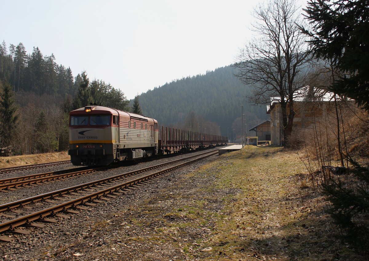 751 173 ZSSK Cargo (Rabbit Rail) zu sehen am 25.03.22 mit einem leeren Holzzug in Rotava.