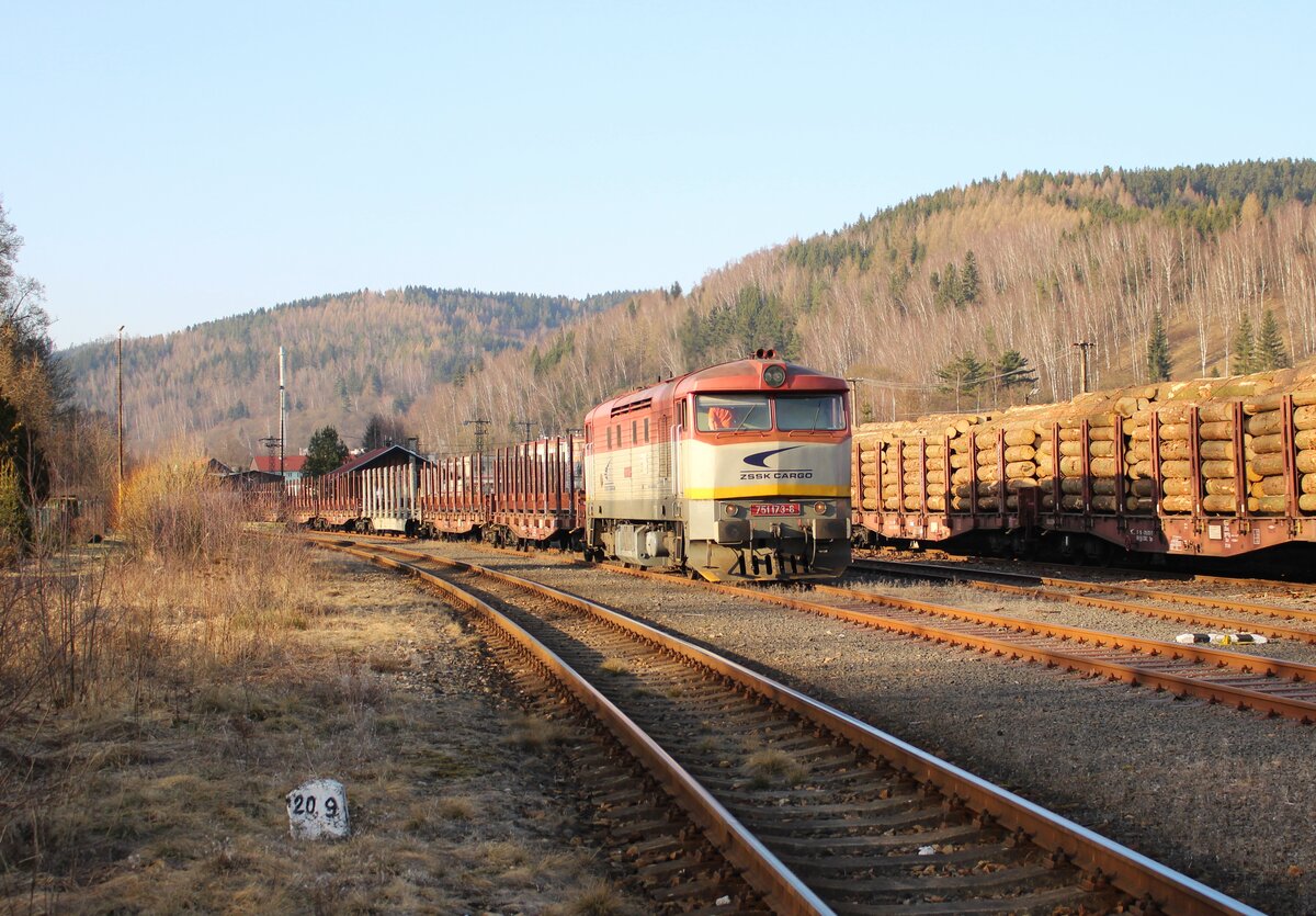 751 173 ZSSK Cargo (Rabbit Rail) zu sehen am 25.03.22 mit einem leeren Holzzug in Kraslice předměstí.