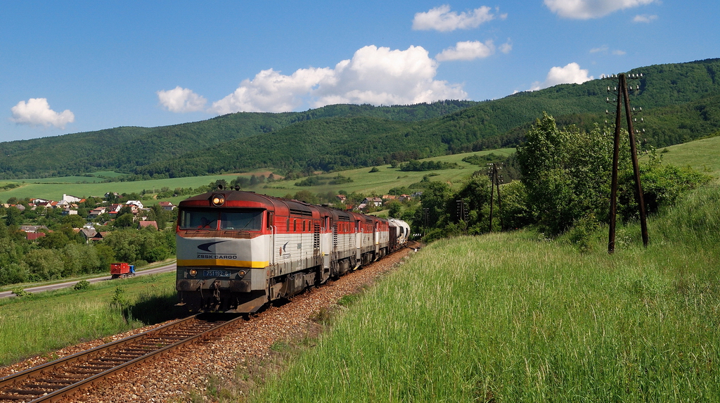 751 192 + 128 + 196 + 208 mit Güterzug bei Chrenovec-Brusno (20.05.2014)