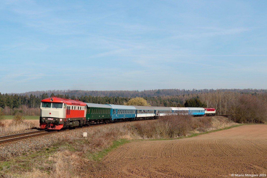 751.010 + 749.146 mit den R11934 Praha hl.n. - Chomutov unterwegs bei Nové Strašecí, 30.03.2019