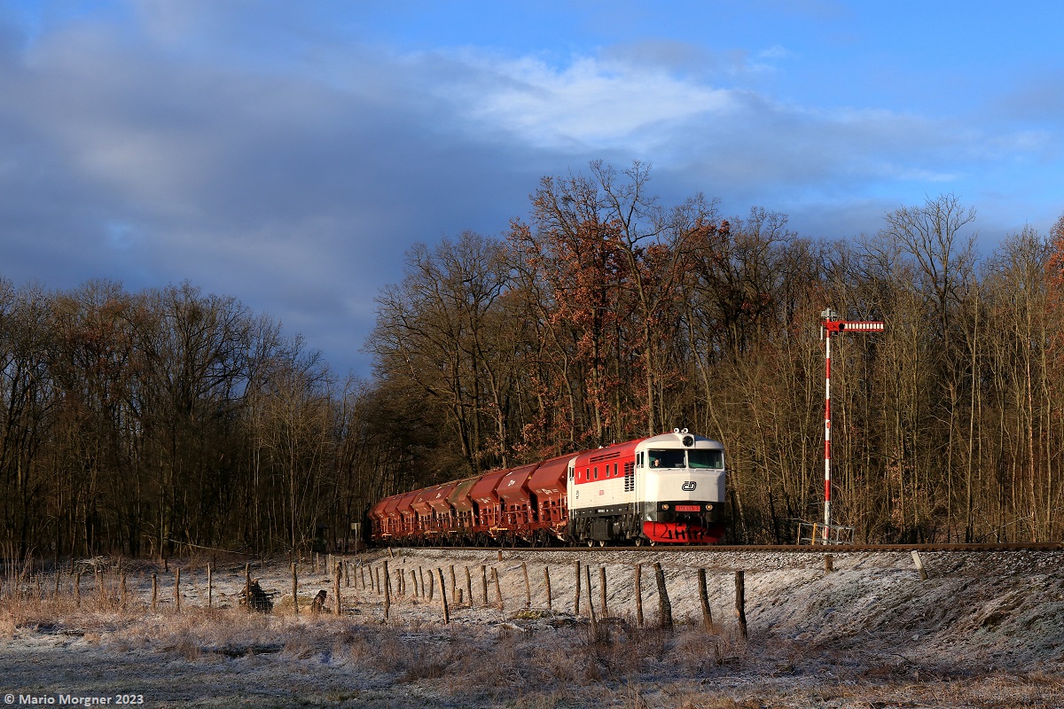 751.033 mit den Güterzug Pn 53733 (Křinec - Městec Králové) beim Abzweig Obora, 26.02.2023