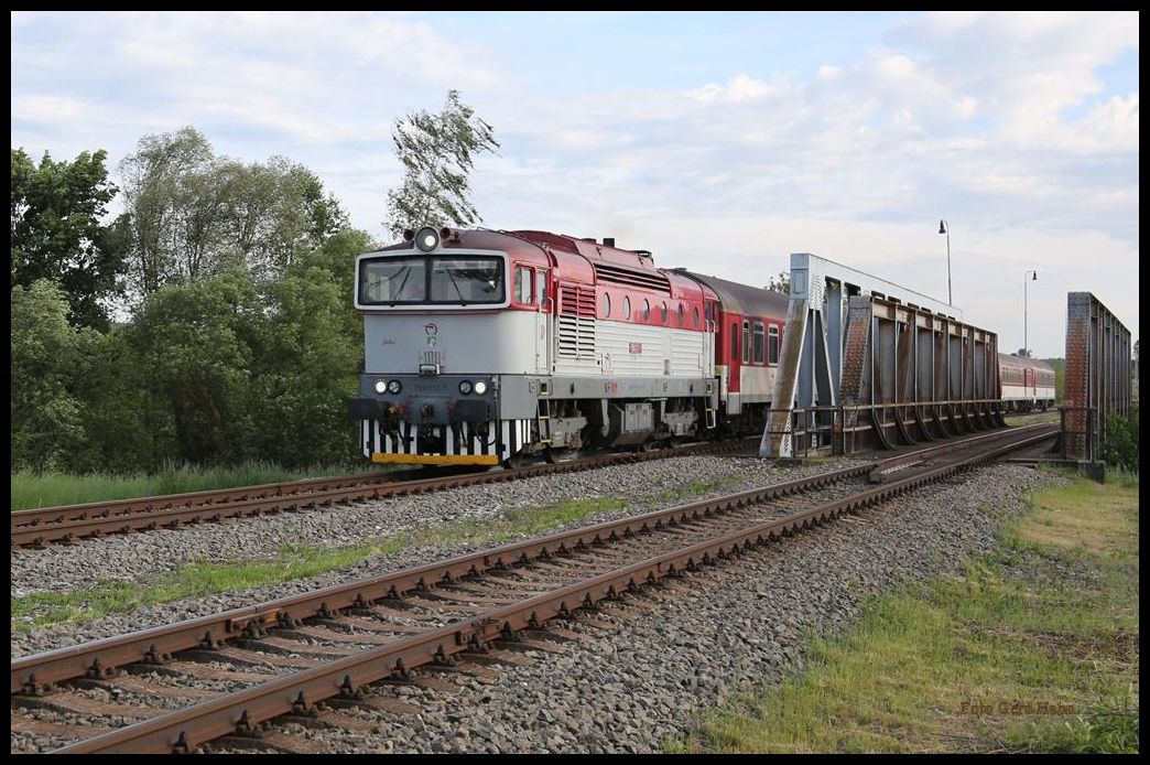 751036-6 fährt hier bei Coltovo mit einem Güterzug in Richtung Plesivec am 13.5.2019 um 17.22 Uhr über die dortige Brücke.