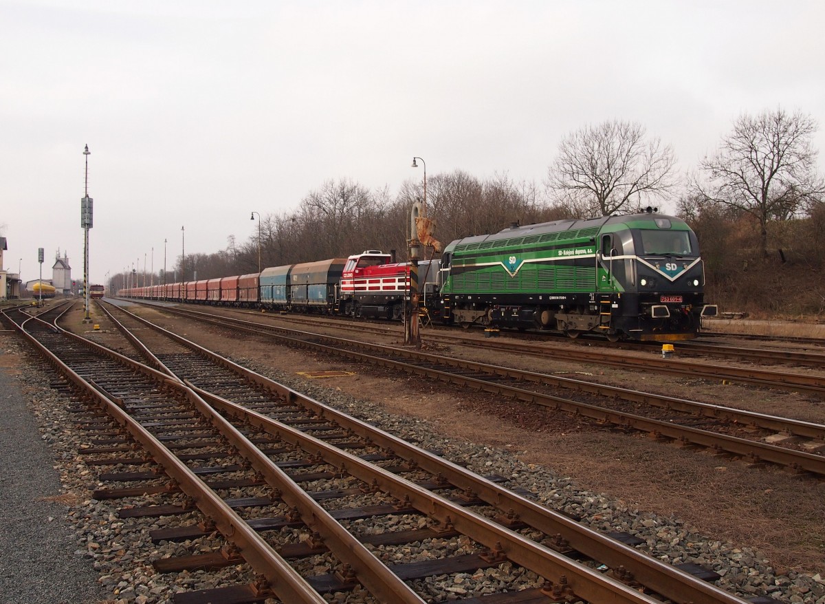 753 601-4 + 744 001-3 mit Güterzug in Bahnhof Hostivice am 16.1.2015.