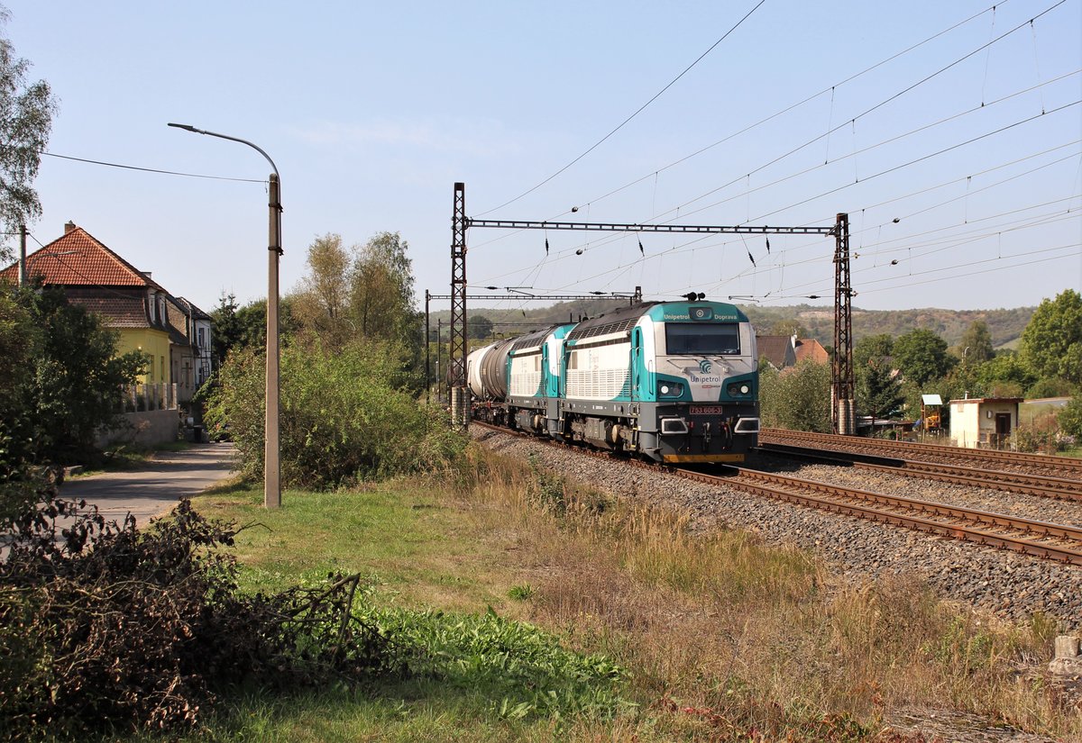 753 606-3 und 753 611-3 (Unioetrol)fuhren mit einem Kesselzug am 21.09.20 durch Želenice n.Bílinou.