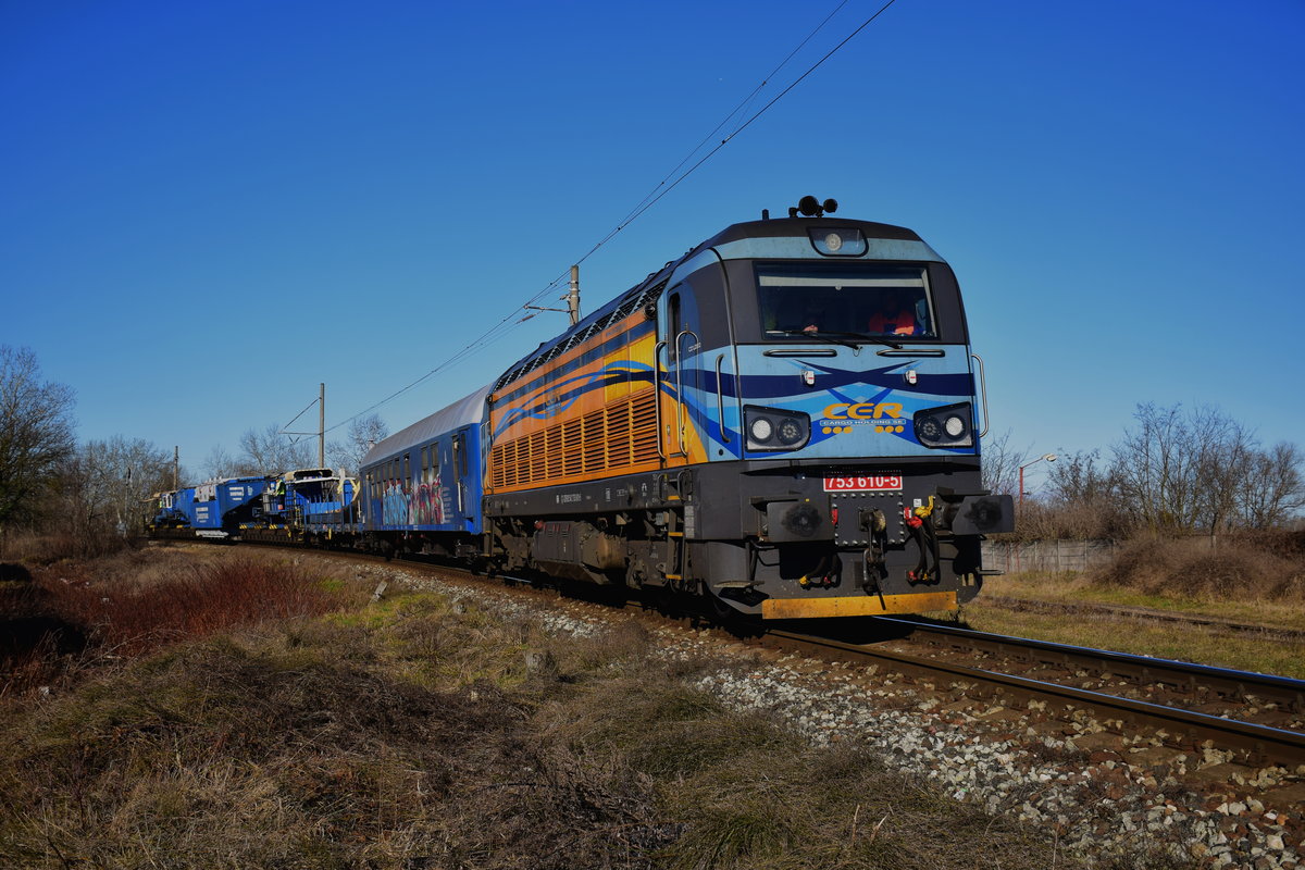 753 610  Bison  von CER Cargo mit einem Trafotransportzug kurz vor der Einfahrt in Bahnhof Komárno.
02.02.2020.