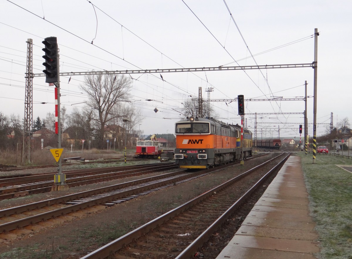 753 711-1 und 753 727-7 der AWT fahren am 27.12.14 durch Všetaty.