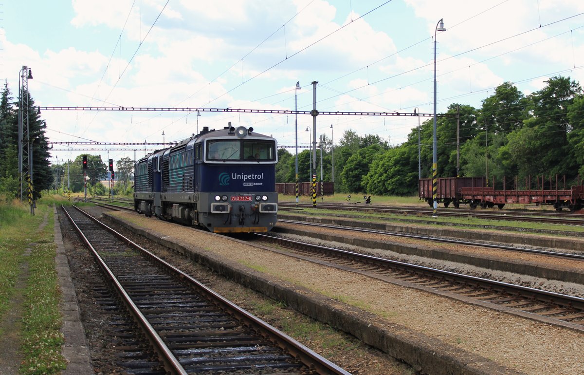 753 717-8 und 753 715-2 von Unipetrol am 19.07.16 in Tršnice.