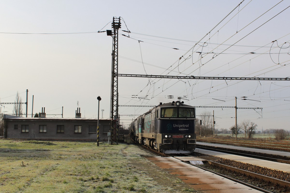 753 717-8 und 753 722-8 fahren am 27.12.14 durch Všetaty.