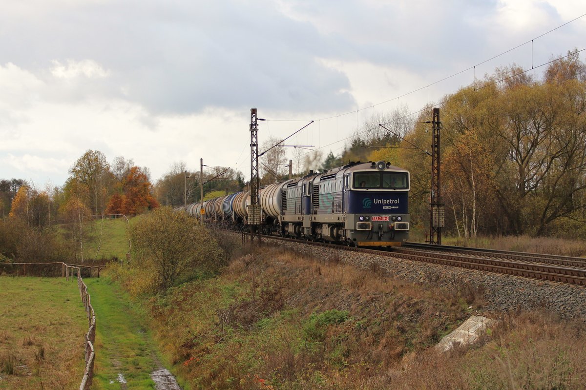 753 719-4 und 753 xxx (Unipetrol) zu sehen am 27.10.17 mit einem Kesselzug in Chotikov.