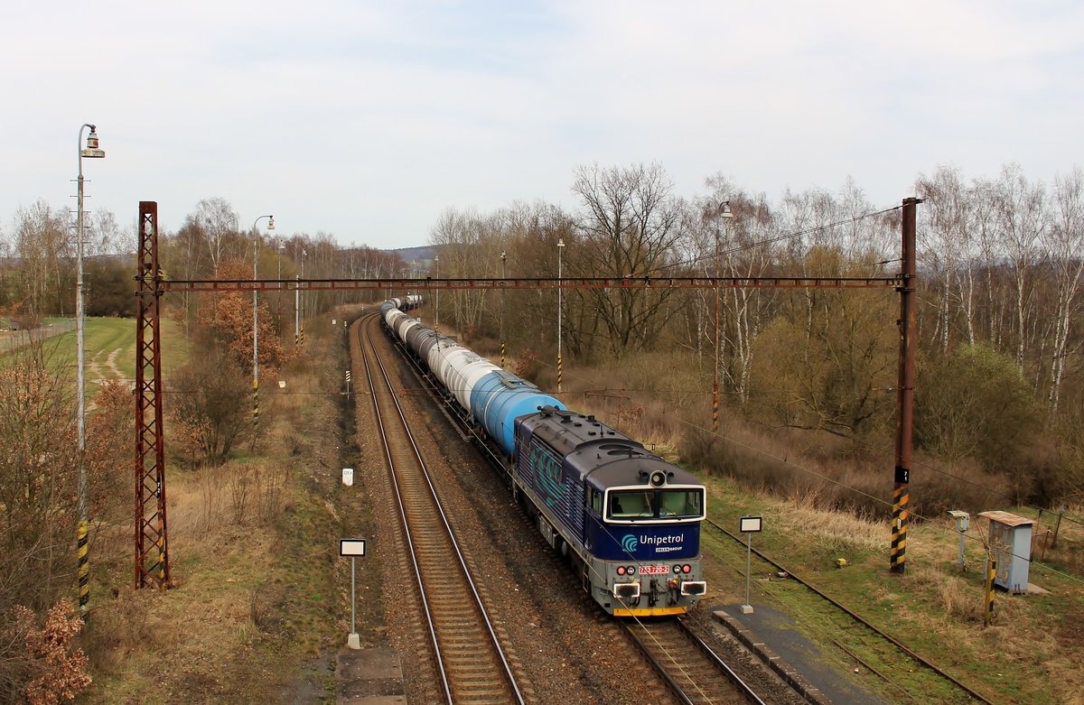 753 720-2 (Unipetrol) schob am 09.04.18 einem Kesselzug durch Nebanice. Foto entstand von der Fußgängerbrücke!