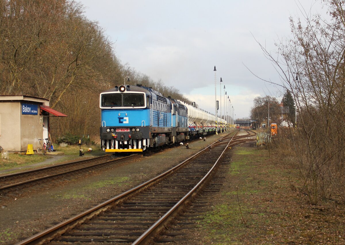 753 722-3 und 753 758-2 zu sehen mit einem Zementzug in Bakov nad Jizerou am 27.02.23. 