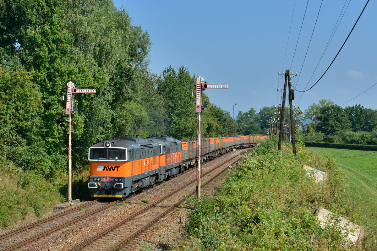 753 724 + 753 723 mit einem Kohlezug am 24.08.2013 bei Janovice nad Uhlavou. 