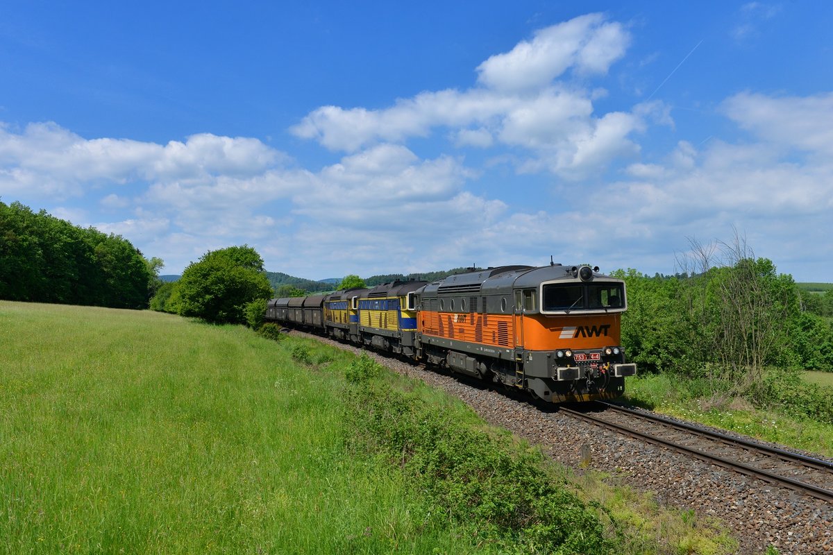 753 724 und zwei weitere 753 mit einem Kohlezug am 01.06.2017 bei Domazlice.