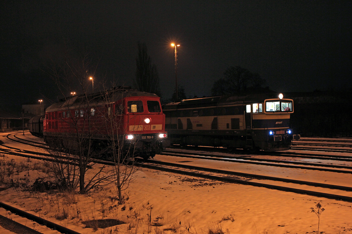 753 727-7 und die 753 737-6 der AWT übernehmen einen Kohlezug den die 232 703-9 frühmorgens nach Fürth im Wald gezogen hat.Bild vom 13.2.2015