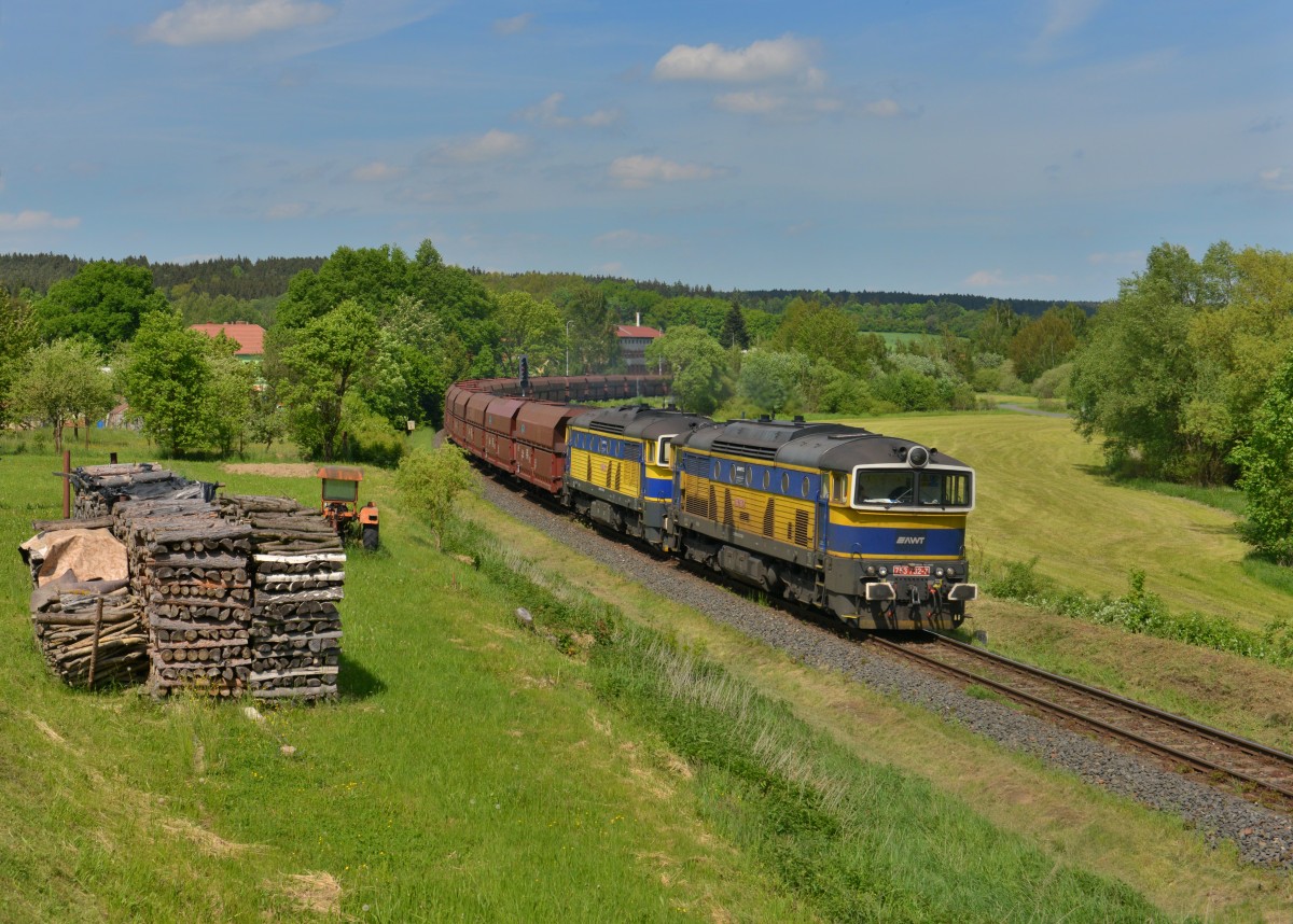 753 732 + 753 734 mit einem Kohlezug am 18.05.2015 bei Blizejov.