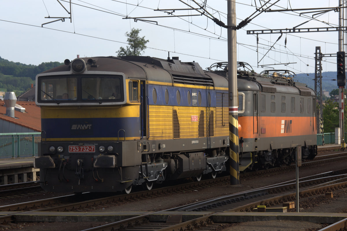 753 732 -7 in Decin hat eine abgebügelte Altbau E-Lok am Haken in Decin.
21.05.2016  18:23 Uhr Decin hln.