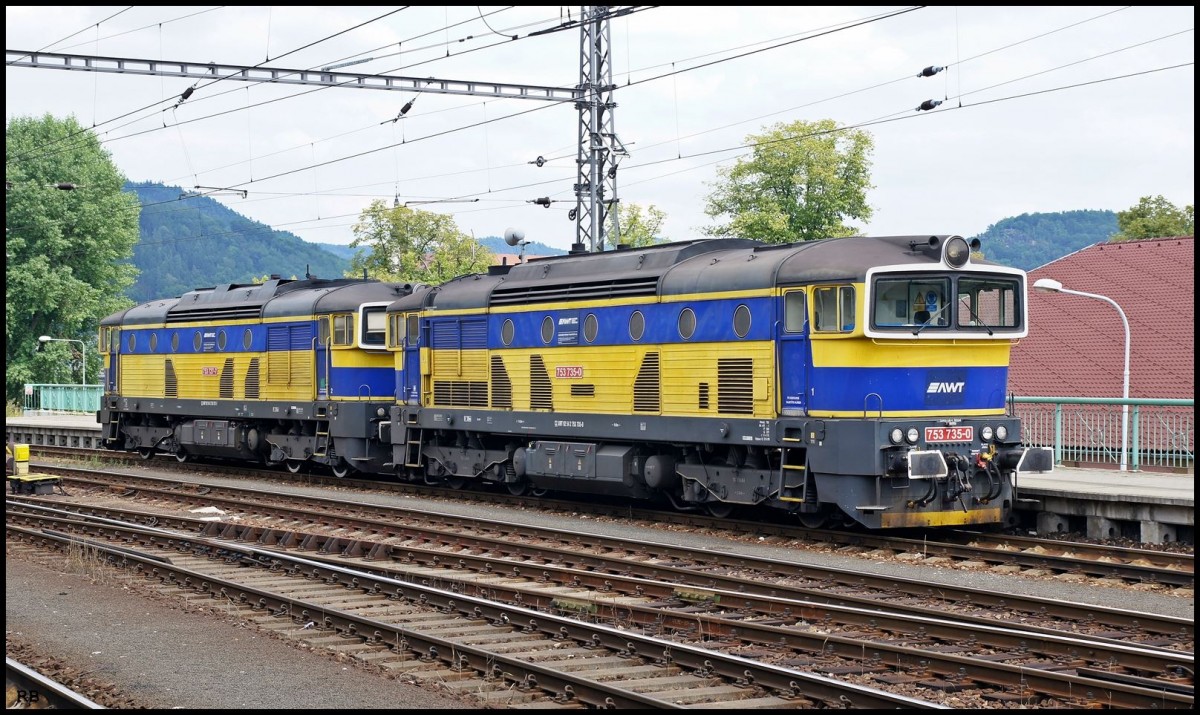 753 735 und 753 727 warten im Bahnhof von Decin auf neue Aufgaben. Aufgenommen am 01.08.2014