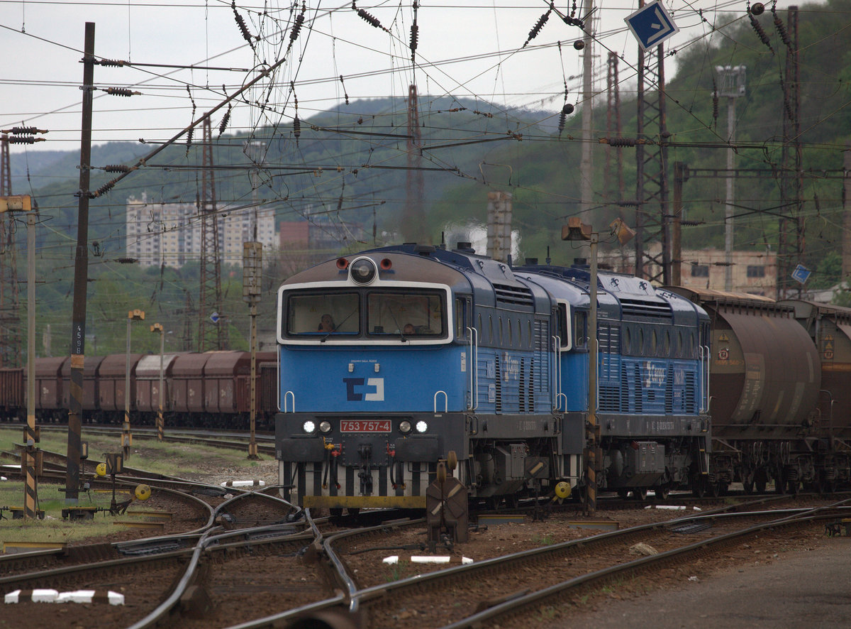 753 754-4  in Doppeltraktion vor einem Kesselwagenzug in Usti. 24.04.2018 18:05 Uhr.