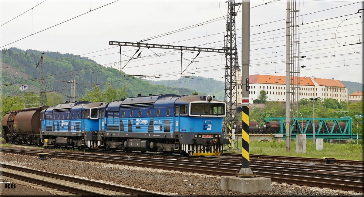 753 758 und eine unbekannt 753 der CD-Carco bei der einfahrt in den Bahnhof von Decin hl.n. Aufgenommen am 06.05.2015