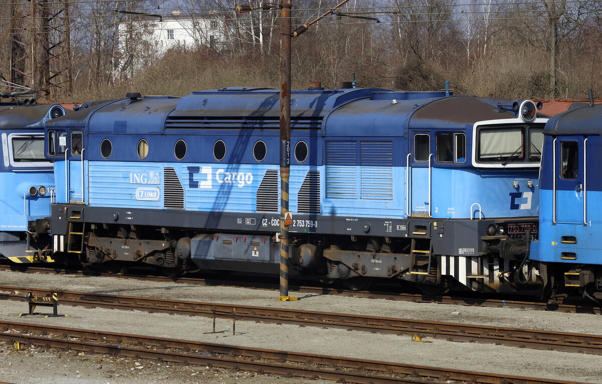 753 759-0  eingekeilt  zwischen zwei Elokomotiven auf dem Gelände DKV Ústí nad Labem 
26.03.2022  10:14 Uhr. Teleaufnahme