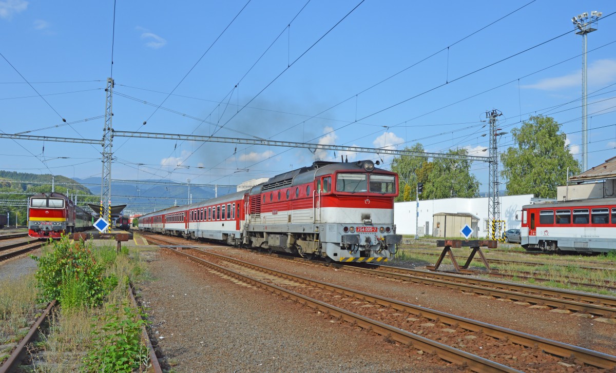754 005-7 mit Expresszug Ex 220 „Detvan“ („Der Jngling aus Detva“) Zvolen/Altsohl – Prag fhrt in den Hauptbahnhof von Bansk Bystrica ab; 30.08.2013 