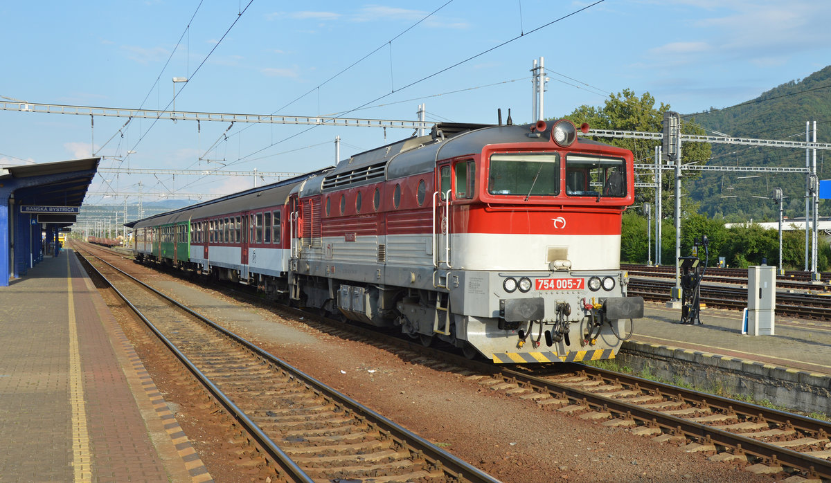 754 005-7 vor Abfahrt mit Regionalzug Os 7335 Banská Bystrica/Neusohl (17:28) – Zvolen os. st./Altsohl Persbf. (17:59) im Startbahnhof; 02.09.2016