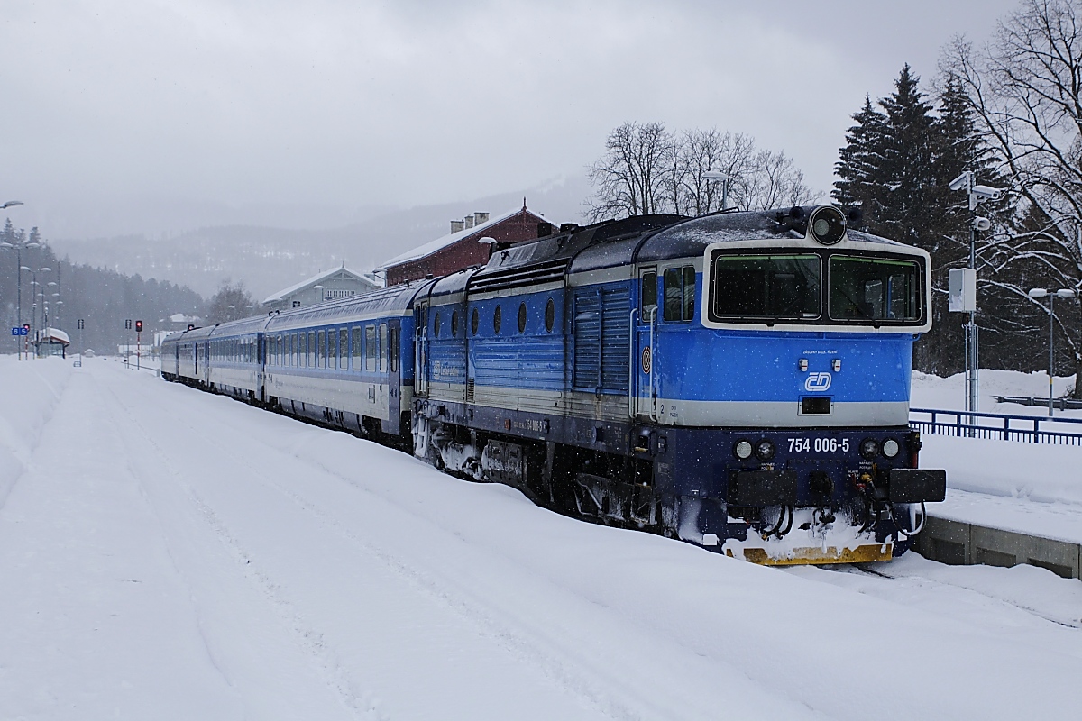 754 006-5 am 12.02.2019 vor dem Schnellzug nach Prag im Grenzbahnhof Bayerisch Eisenstein/Zelesna Ruda-Alzbetin