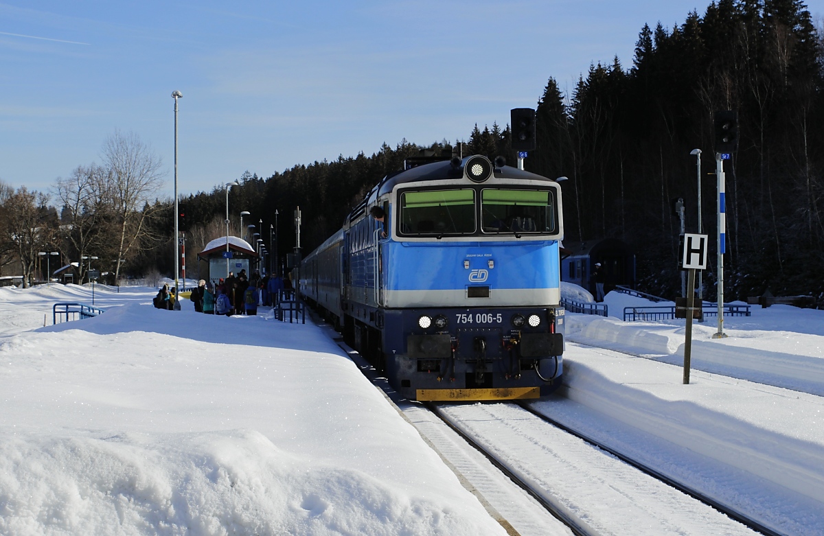 754 006-5 ist am 16.02.2019 mit einem Schnellzug aus Prag im Grenzbahnhof Zelesna Ruda-Alsbetin/Bayerisch Eisenstein angekommen und zieht bis zur Landesgrenze vor. Zum Vergleich diese Aufnahme aus dem Jahre 1980: http://www.bahnbilder.de/bild/deutschland~bahnhoefe-a---e~bayerisch-eisenstein-grenzbahnhof/667898/212-327-1-setzt-im-mai-1980.html