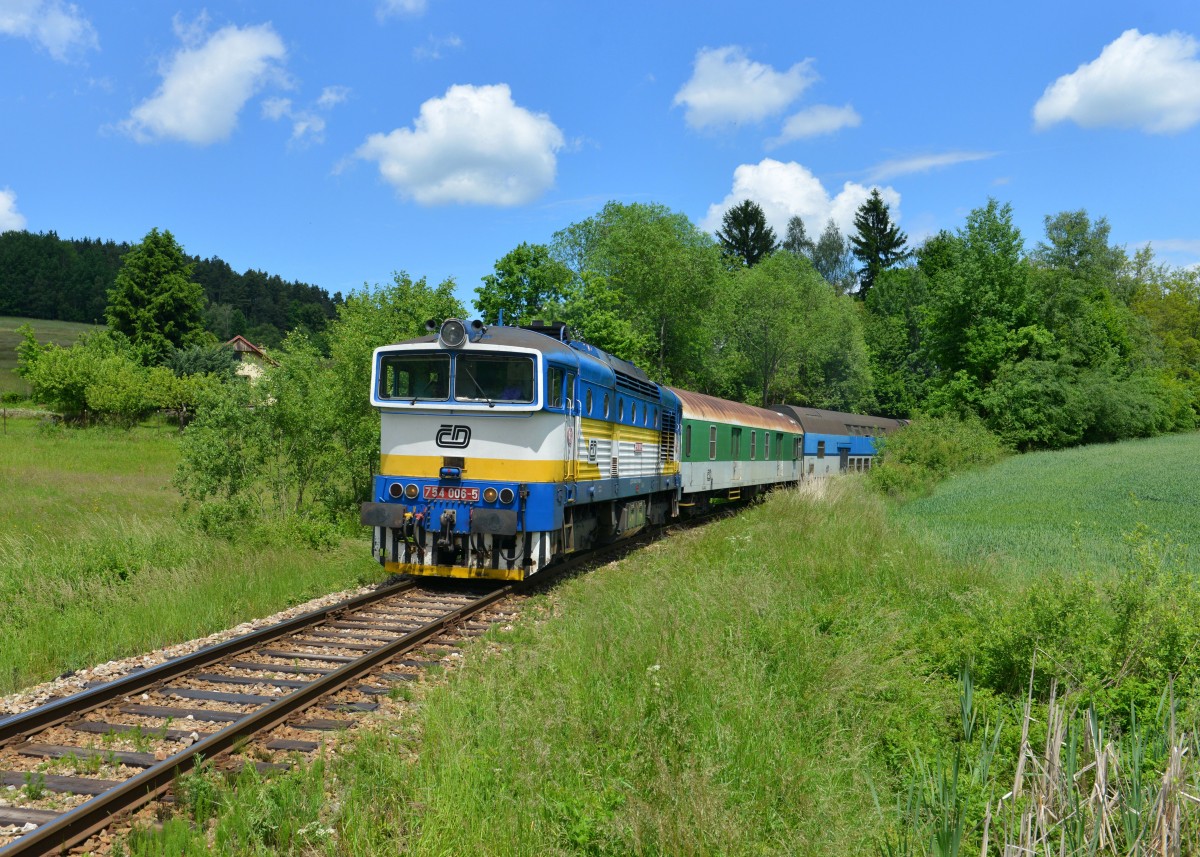754 006 mit einem Os nach Horni Plana am 01.06.2014 bei Plesovice.