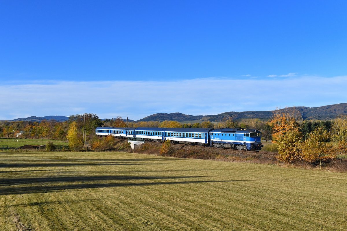 754 006 mit Os 7545 am 30.10.2018 bei Petrovice nad Uhlavou. 