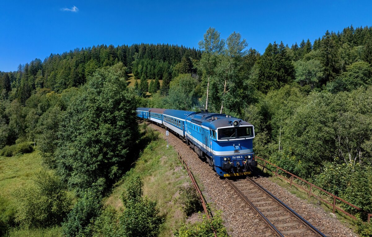 754 006 mit Os 7547 am 11.08.2023 bei Zelezna Ruda.