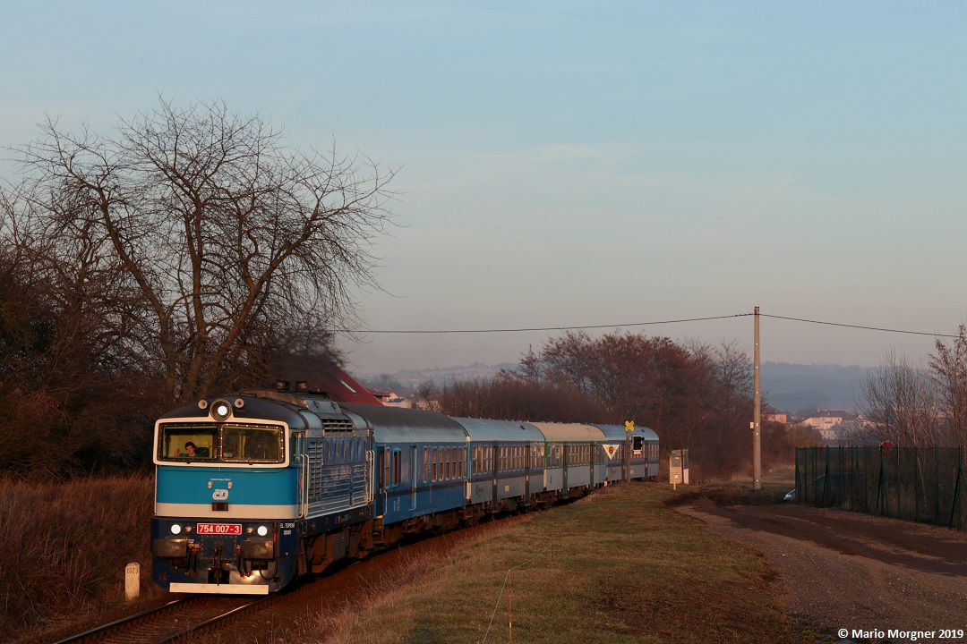 754 007 mit den R 1149 bei Přepeře, 17.02.2019