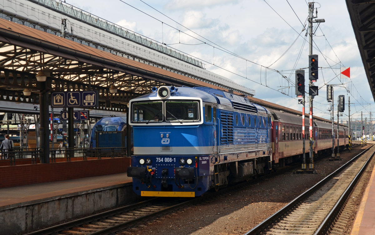 754 008 erreicht mit einem Personenzug am 15.06.16 den Prager Hbf. Ob es sich um eine Bereitstellung oder einen planmäßigen Zug handelte konnte ich leider nicht mehr feststellen.