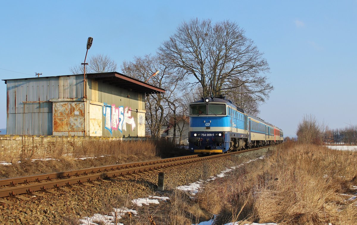 754 009-9 am 13.02.17 mit dem Rx 778 Špičák in Bezděkov u Klatov. 
