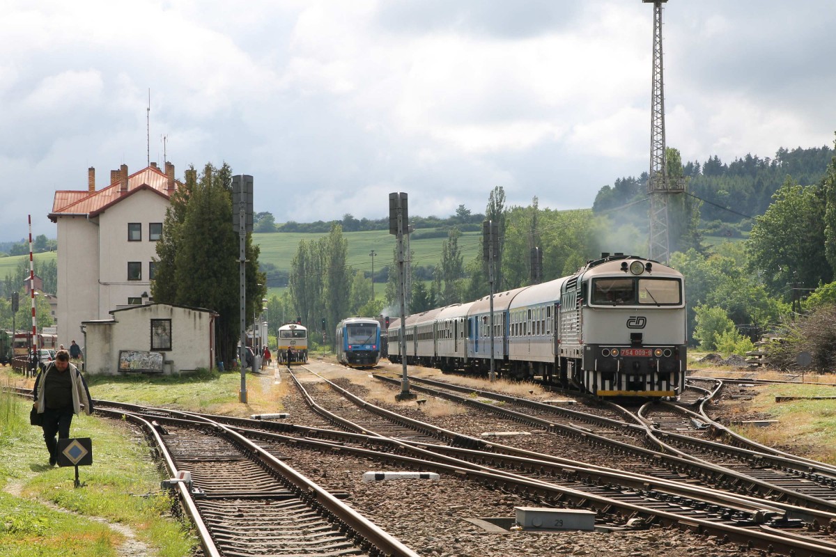 754 009-9 mit R 668 Brno Hlavní Nádraží-České Budějovice auf Bahnhof Okříšky am 31-5-2013.