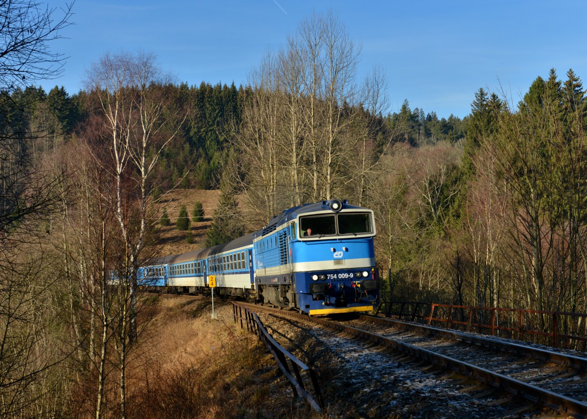 754 009 mit Os 7547 am 27.12.2015 bei Zelezna Ruda. 