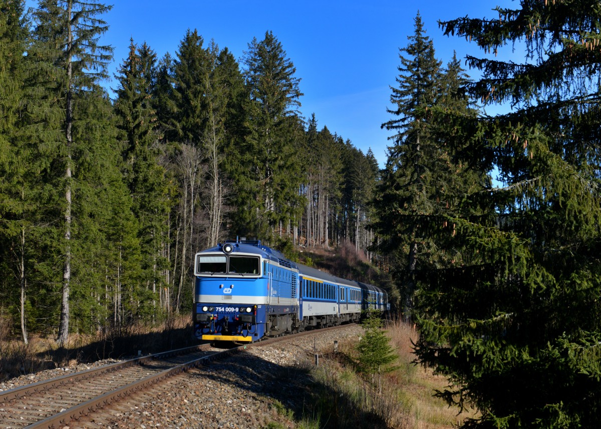 754 009 mit Rx 778 am 08.12.2015 bei Železná Ruda-Alžbětín.