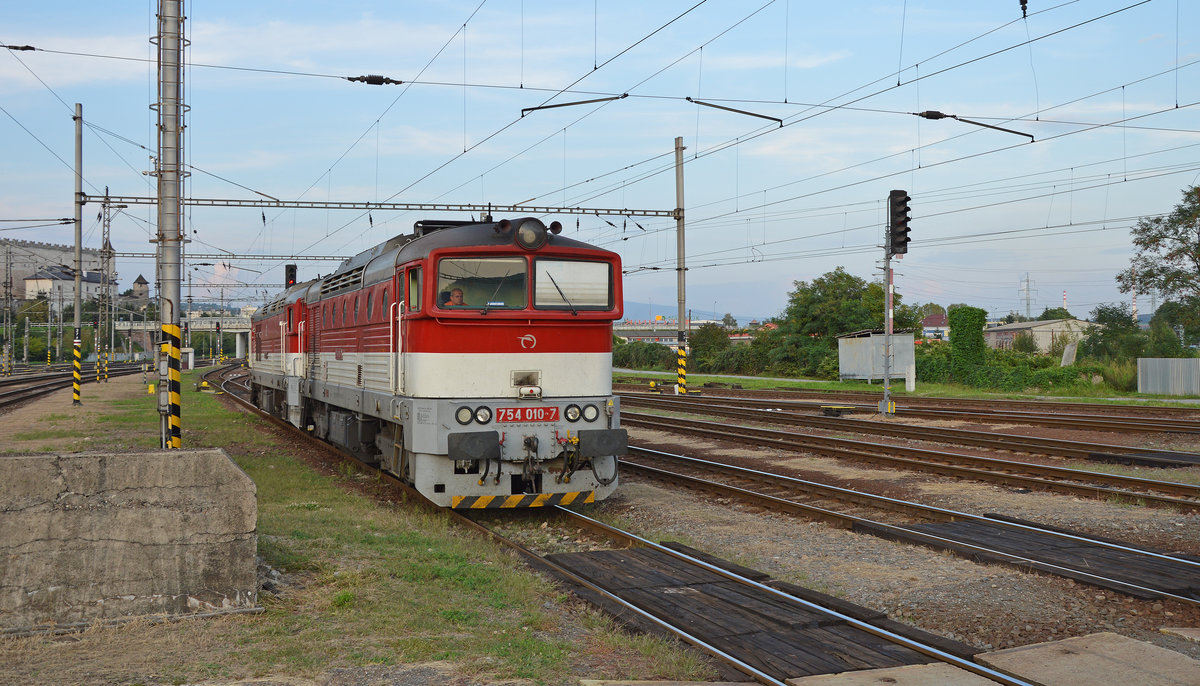 754 010-7 (mit eine 757 als Führerlok) rollt zum Fernzug R 937 „Kras“ („Karst“) Zvolen os. st./Altsohl Persbf. (19:13) – Košice/Kaschau (22:27) im Startbahnhof; 02.09.2016