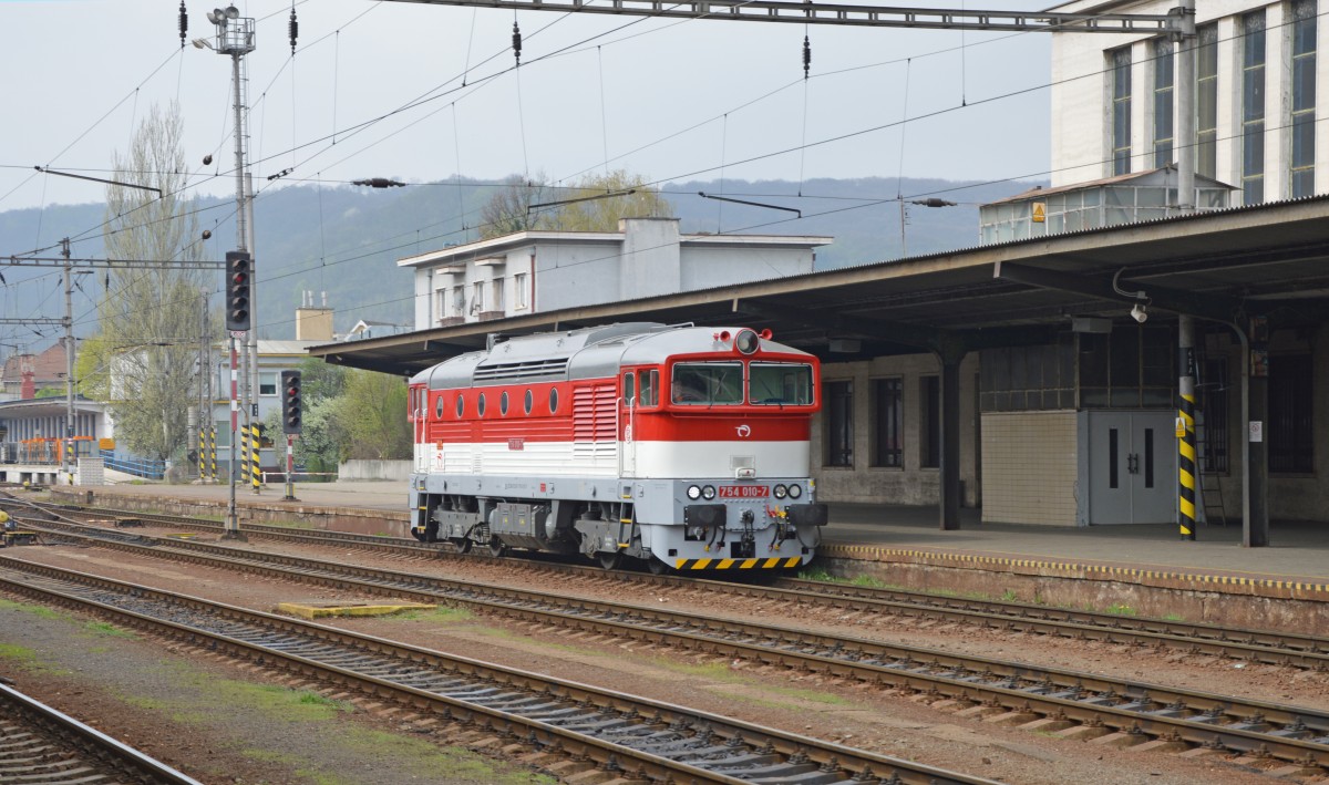 754 010-7 rangiert im Personenbahnhof von Zvolen/Altsohl (Mittelslowakei). 1978 gebaut fr die ČSD als T478.4010; bis 1987 beheimatet in Depot Plzeň/Pilsen (CZ), danach in Zvolen; 06.04.2014 