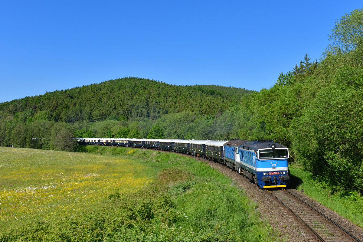 754 015 + 754 058 mit R 13450 am 27.05.2017 bei Havlovice. 