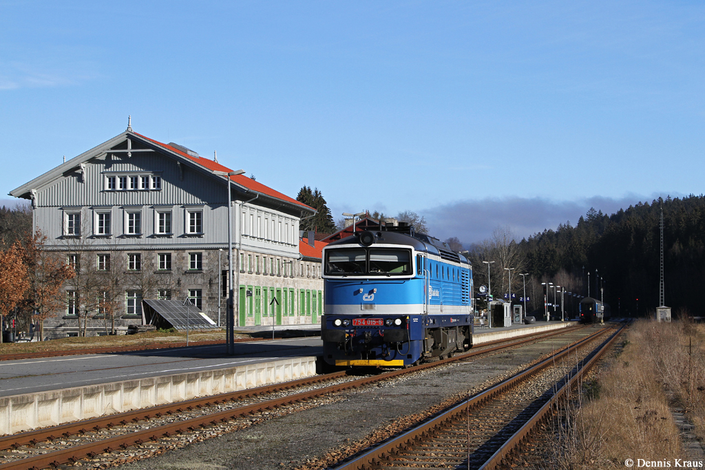 754 015 am 29.11.2014 im Bahnhof Bayerisch Eisenstein.
