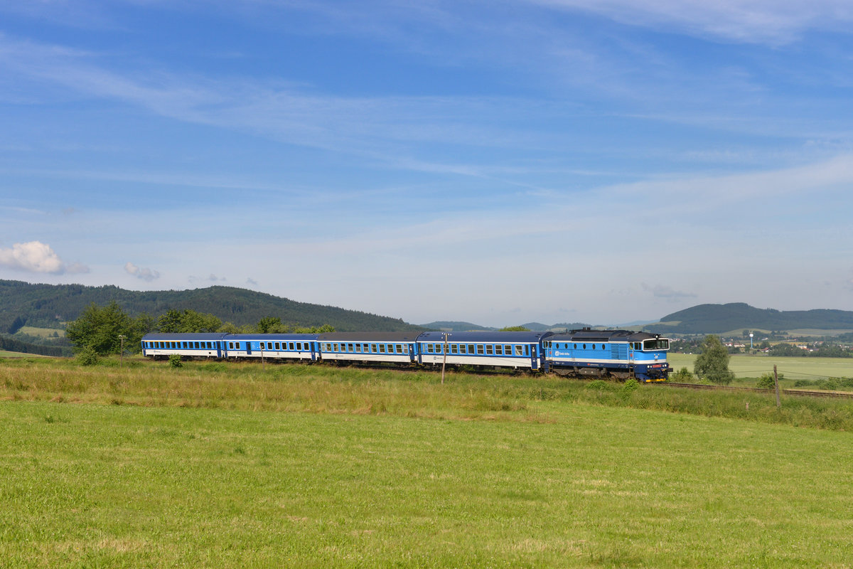 754 015 mit einem R am 25.06.2015 bei Desenice. 