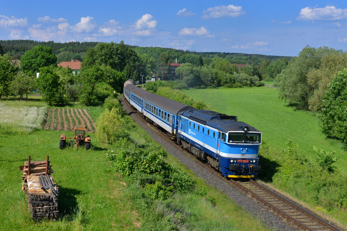 754 015 mit Os 7414 am 30.05.2017 bei Blizejov. 